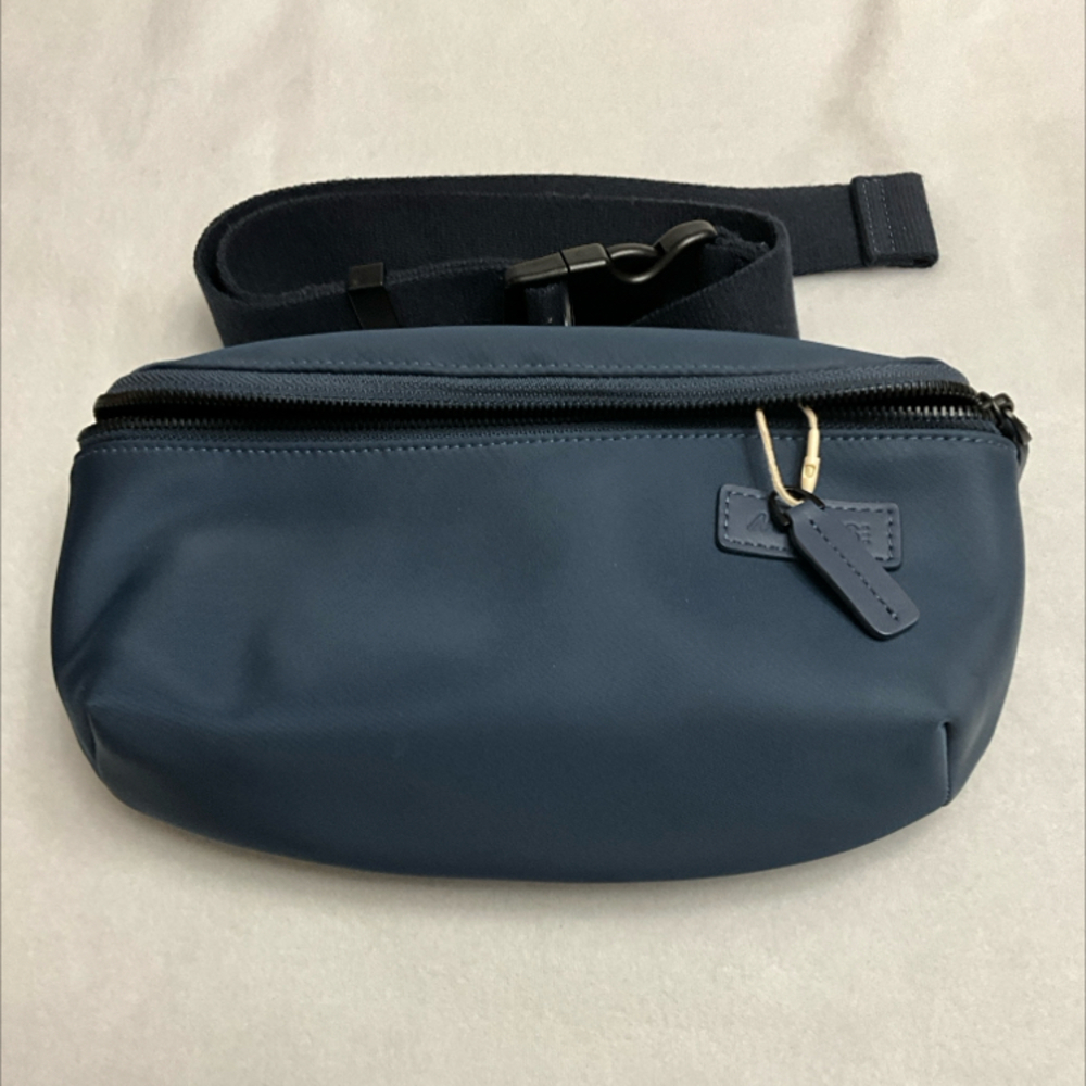 MONOS METRO SLING BAG IN OXFORD BLUE